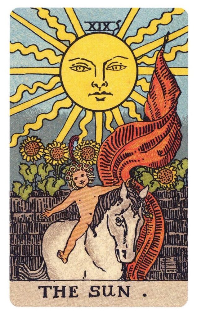 O arcano Sol aparece como um lembrete importante: a luz não depende de como está o clima lá fora. Ela é a carta da vitalidade, da alegria descomplicada e da clareza