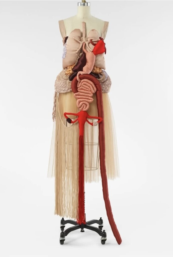 Renata Buzzo e seu Corset Anatomia foram escolhidos a dedo pelo chefão do Costume Institute, Andrew Bolton