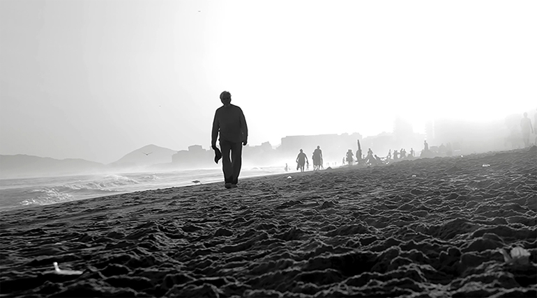 Perto do Sol é Mais Claro é um filme sobre alguém que, depois de tanto viver, já não tem tempo para grandes disfarces
