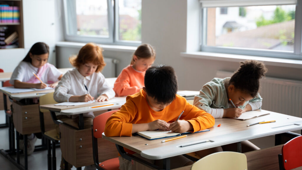 A escola é reflexo da sociedade que a sustenta e continua sendo utilizada para organizar o aprendizado de forma padronizada, como antigamente, num mundo que é totalmente diverso 