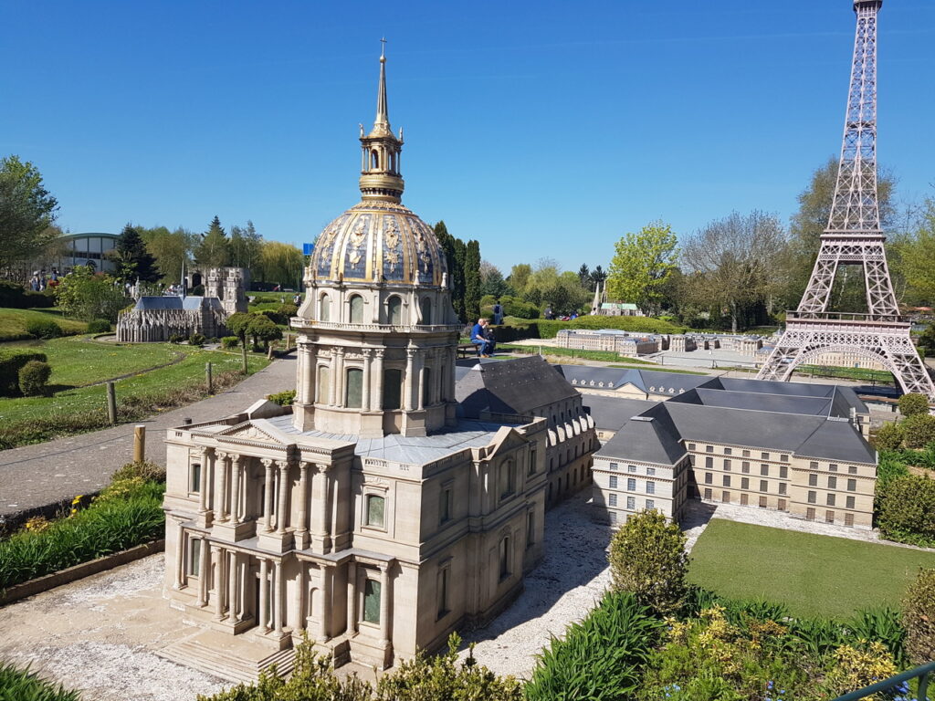 Um parque na França reúne os principais monumentos do país e conta sua história através de miniaturas. Conheça o Parque Élancourt