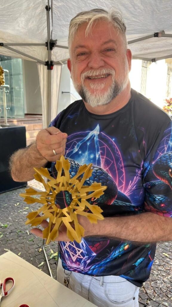 Ângelo Menegetti começou a fazer kirigami inspirado no "Circuito", um artista nascido no Japão e que virou figura conhecida no Calçadão de Londrina