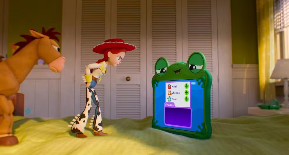 Toy Story 5 traz os velhos conhecidos brinquedos lutando com uma nova vilã, a tecnologia. Seu melhor argumento é reconhecer que a infância mudou