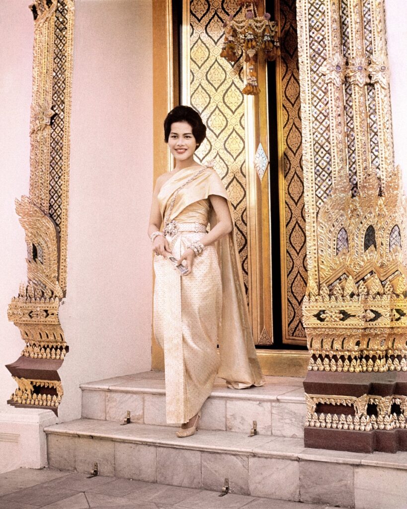 Uma exposição majestosa, com vestidos incríveis criados por Pierre Balmain para a rainha Sirikit, da Tailândia. A exposição Moda em Majestade pode ser visitada até 1 de novembro