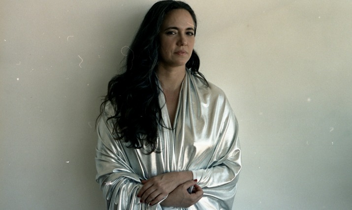 A cantora Tiê se apresenta neste sábado (11), no Teatro Ouro Verde, com o show baseado no repertório de seu último trabalho, Esgotada