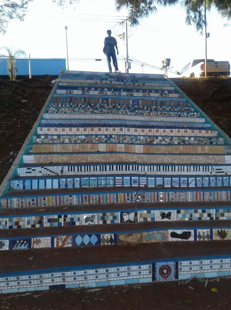 Rosane Araújo enriquece a cidade e traz alegria às ruas de Londrina com seus mosaicos coloridos em postes e outros locais