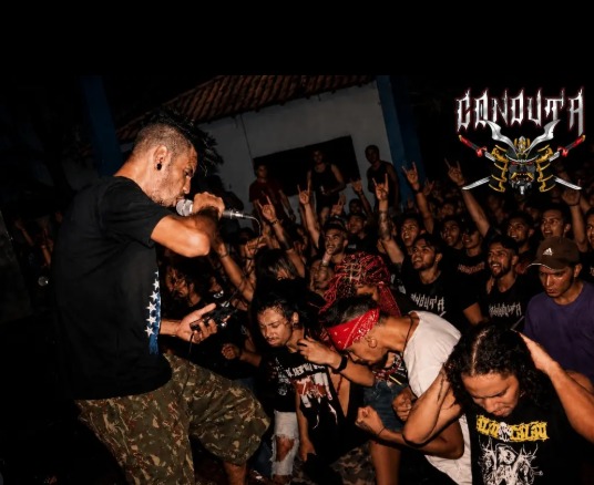 Conheci a banda Conduta, que faz um trash hardore demais! A banda é do Tocantins, provando que o underground tá vivo em todo Brasil