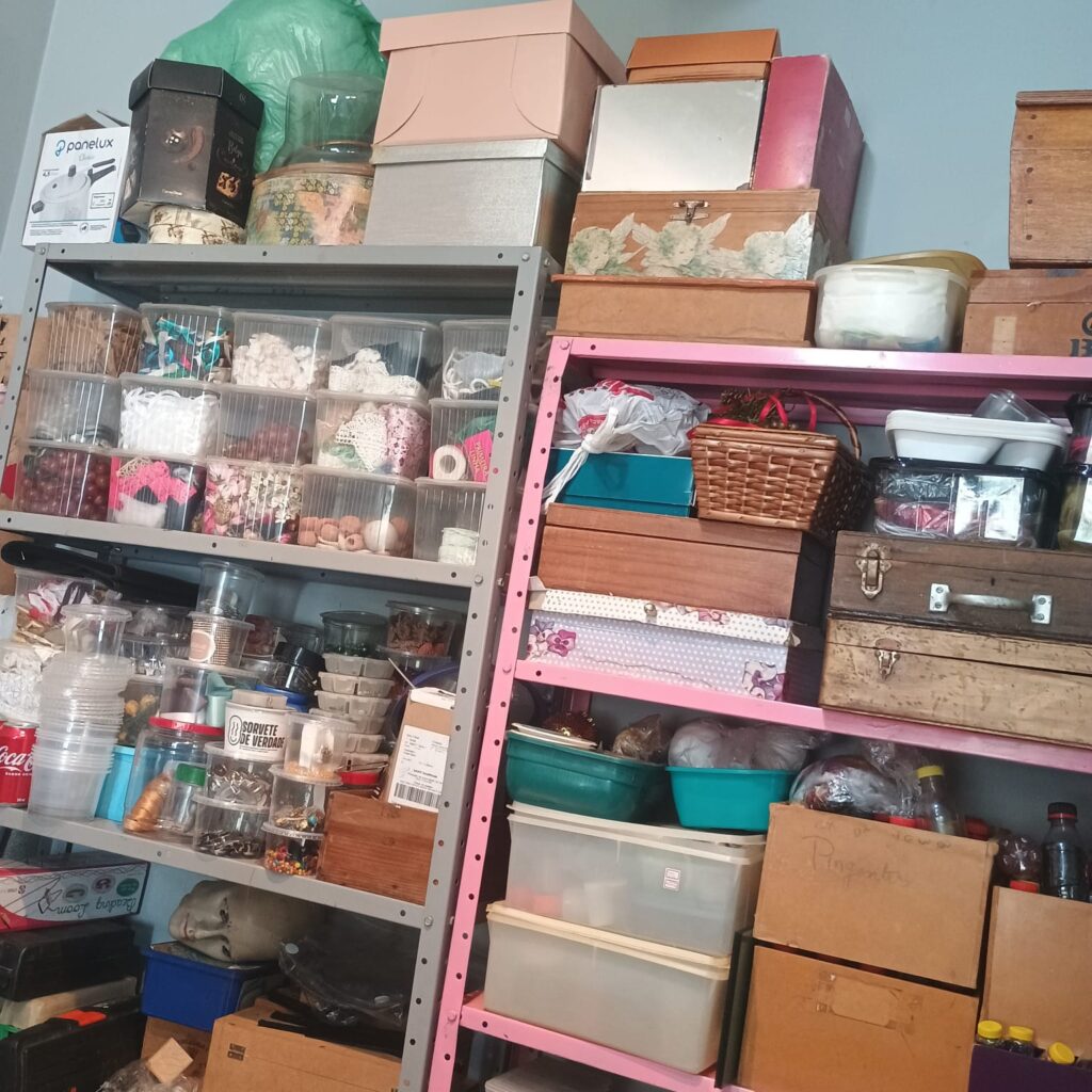 O novo projeto de Ângela Diana é reaproveitar todos os materiais que tem estocado em seu atelier e criar uma miscelânea de obras durante um ano