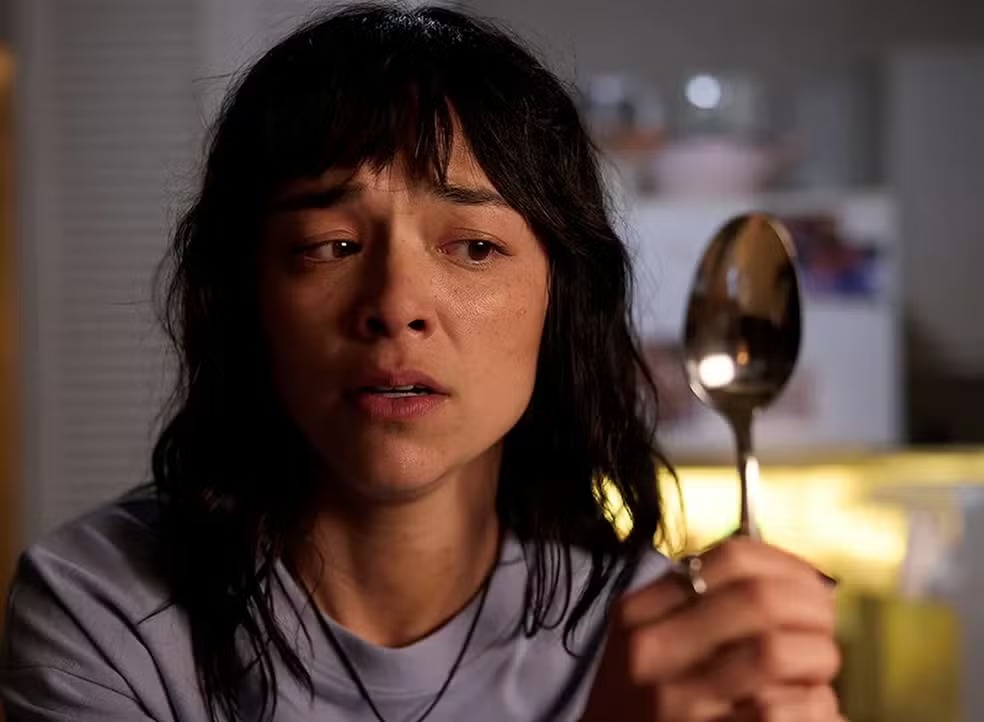 Insaciável se insere na retomada contemporânea do body horror, o terror que transforma o corpo em narrativa. O filme traz o desejo compulsivo de adequação física aos limites