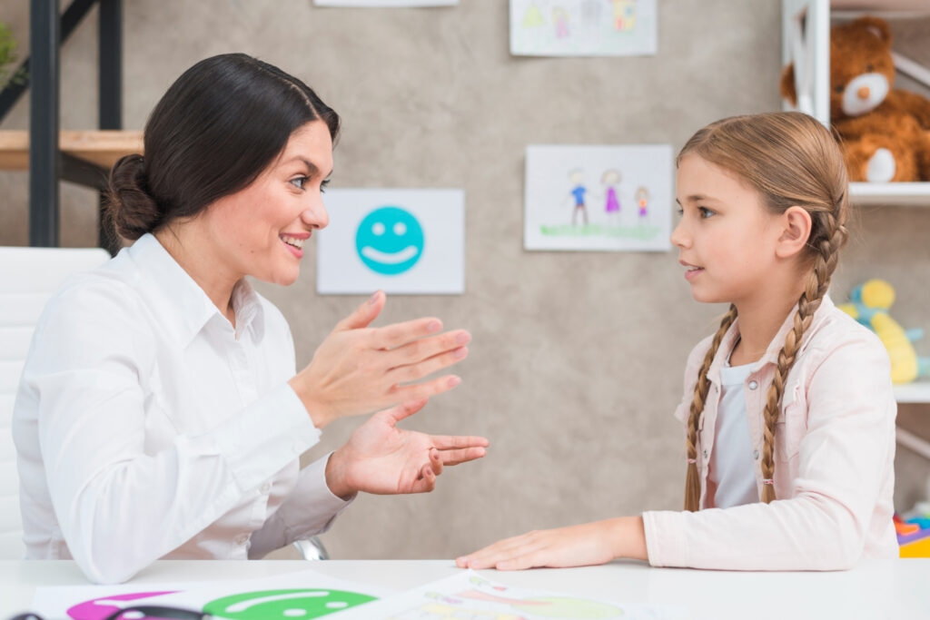 Os alunos já chegam à escola carregados de histórias, experiência, valores, referências familiares e culturais. Por isso, educar para cidadania precisa levar em conta que ali já existe um cidadão