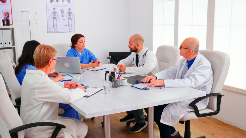 Muitos planos de saúde tentam legitimar suas negativas a tratamentos, alegando parecer de junta médica. Sò que ela não tem valor hierárquico superior ao médico que acompanha o paciente