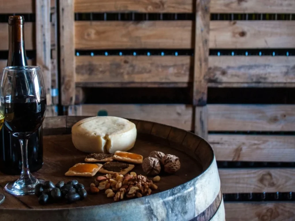 O Vale do Choapa fica espremido entre o Oceano Pacífico e a Cordilheira dos Andes, com menos de 100 km separando os dois. É o menor vale produtor de vinho do Chile e oferece vinhos de qualidade e pouca produção