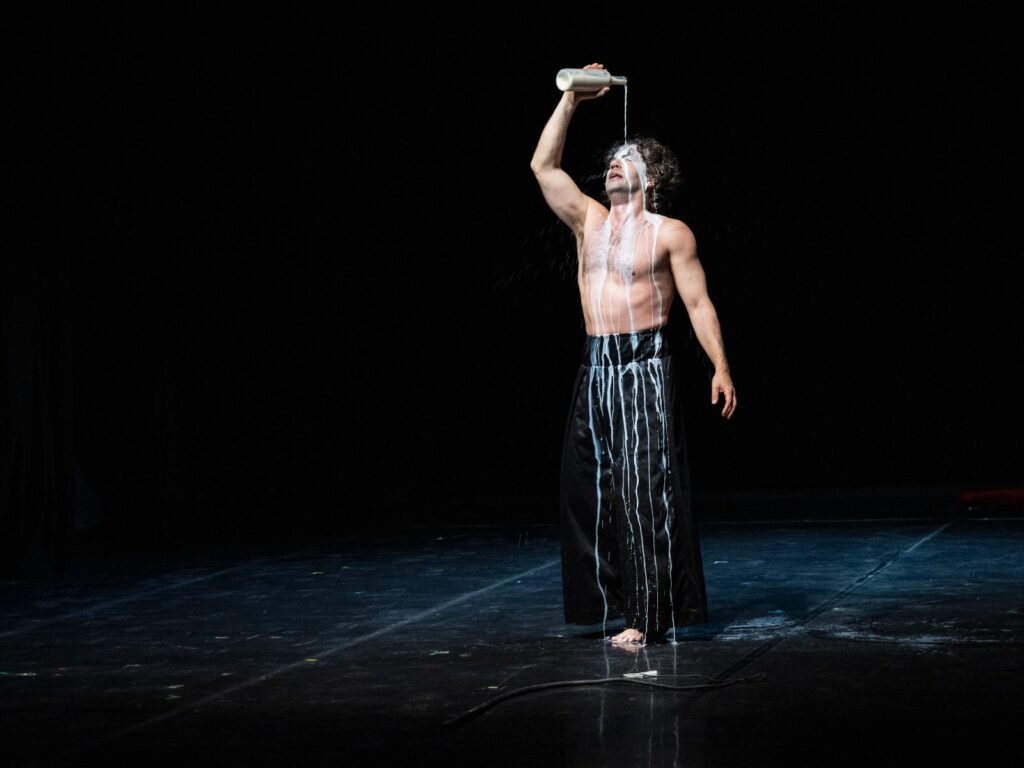 Espetáculo "Do cavalo nada sabemos" será apresentado nesta sexta (30), no Teatro Ouro Verde, na programação do Festival de Dança de Londrina