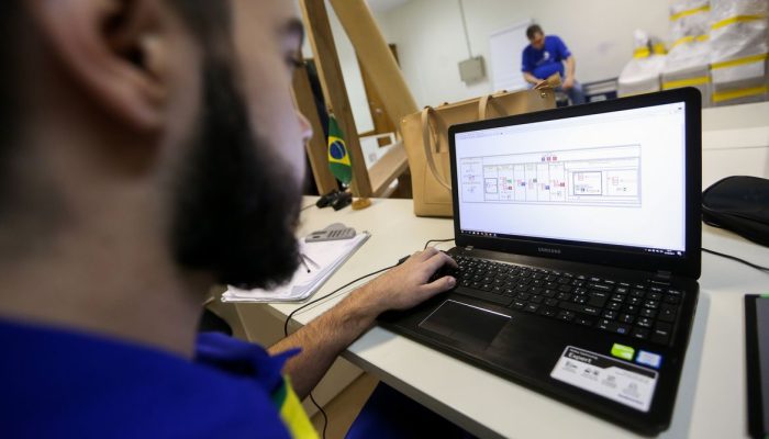 Brasília - Competidores que participarão do Worldskills 2017 realizam treinamento no Centro de Treinamento do Senai-DF (Marcelo Camargo/Agência Brasil)