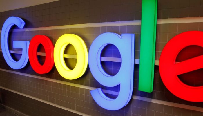 Logotipo do Google é exibido dentro de um prédio de escritórios em Zurique, Suíça.