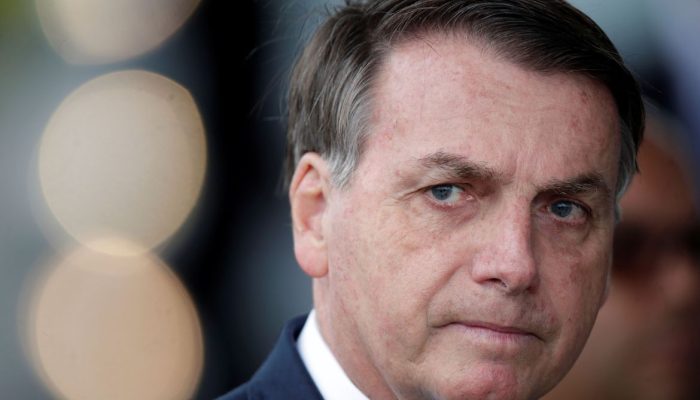 O presidente do Brasil, Jair Bolsonaro, deixa o Palácio da Alvorada, em meio ao surto da doença por coronavírus (COVID-19), em Brasília, Brasil, em 20 de abril de 2020. REUTERS / Ueslei Marcelino
