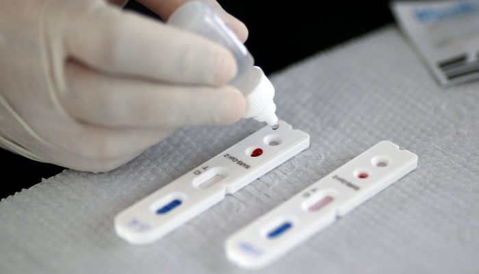 Profissional de saúde realiza teste para o novo coronavírus em Brasília21/04/2020REUTERS/Ueslei Marcelino