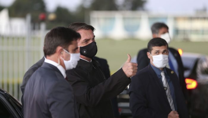 260520o_presidente_jair_bolsonaro_cumprimenta_populares_e_fala_a_imprensa_no_palacio_da_alvorada_3200