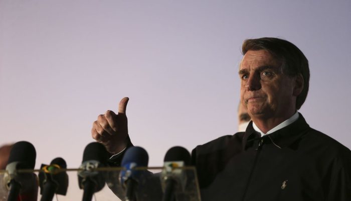 260520o_presidente_jair_bolsonaro_cumprimenta_populares_e_fala_a_imprensa_no_palacio_da_alvorada_3214