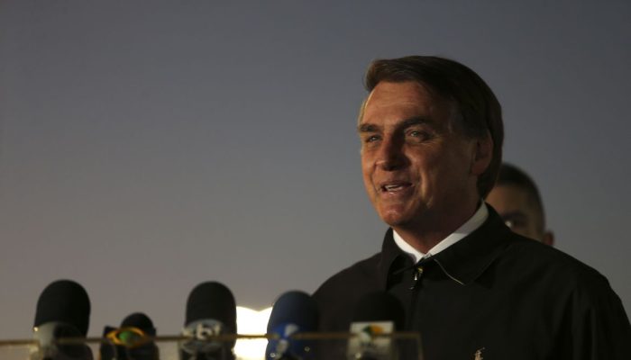 260520o_presidente_jair_bolsonaro_cumprimenta_populares_e_fala_a_imprensa_no_palacio_da_alvorada_3218