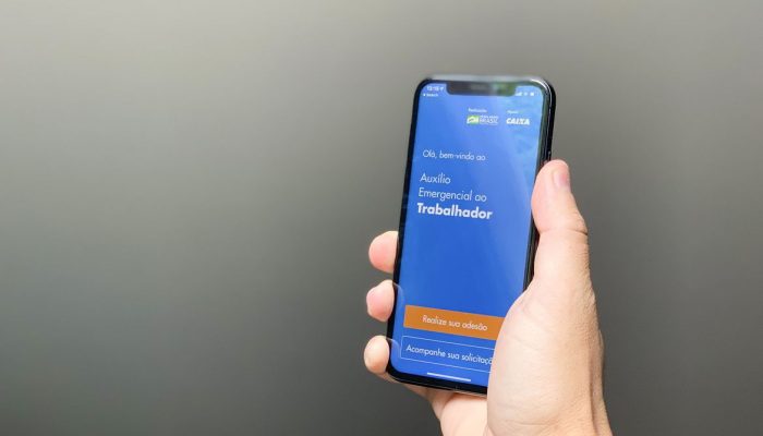 Aplicativo Auxílio Emergencial ao Trabalhador A Caixa Econômica Federal lançou o aplicativo para a liberação do auxílio emergencial a trabalhadores de baixa renda prejudicados pela pandemia do coronavírus. O pedido para receber o benefício pode ser feito no site auxilio.caixa.gov.br ou pelo APP CAIXA | Auxílio Emergencial, disponível nas lojas de aplicativos para celulares Android e IOS. O Senado aprovou a medida no dia 30 de março e a lei foi sancionada em 2 de abril de 2020 (Lei 13.982). Foto: Leonardo Sá/Agência Senado