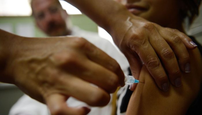 Brasília - Alunas do Centro de Ensino Fundamental 25, em Ceilândia, são vacinadas contra o papiloma vírus humano - HPV (Marcelo Camargo/Agência Brasil)