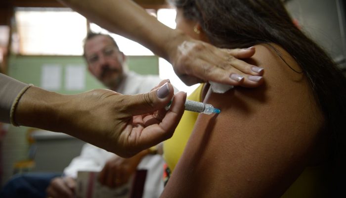 Brasília - Alunas do Centro de Ensino Fundamental 25, em Ceilândia, são vacinadas contra o papiloma vírus humano - HPV (Marcelo Camargo/Agência Brasil)