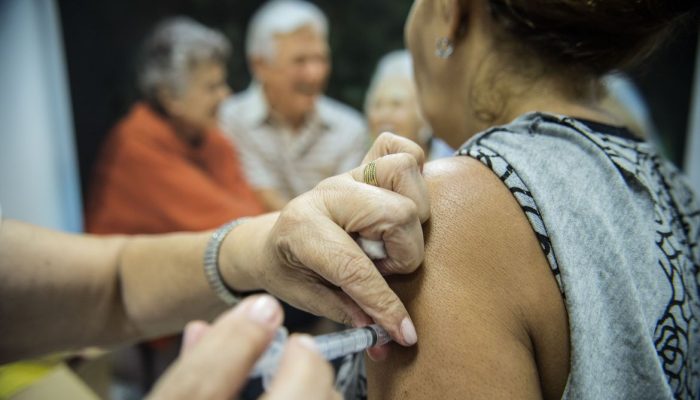 Idosos são vacinados em estação de metrô em Brasília, durante o dia D da Campanha Nacional de Vacinação contra Gripe de 2014 que começou na última terça-feira (22) vai até 9 de maio  (Marcelo Camargo/Agência Brasil)