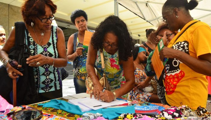 Rio de Janeiro - Mulherres negras do Rio lançam, na Central do Brasil, mobilização para a Marcha Das Mulheres Negras No Rio: Contra O Racismo, A Violência E Pelo Bem Viver.r que acontecerá em Brasília no dia 18 de novembro.