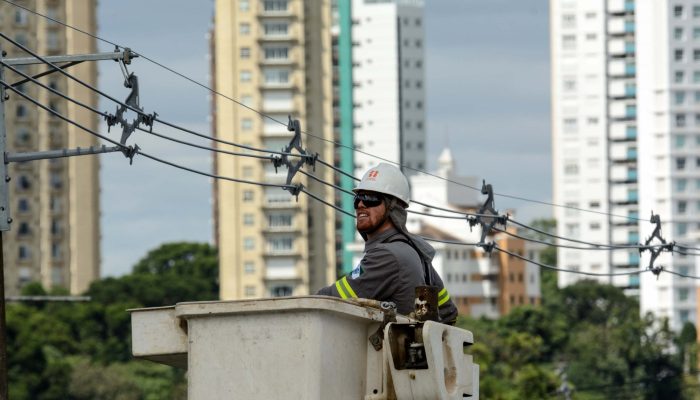 COPEL-Rede compacta composta de tres linhas de transmissao de energia.Curitiba,27/03/2014. Foto - Antonio Costa