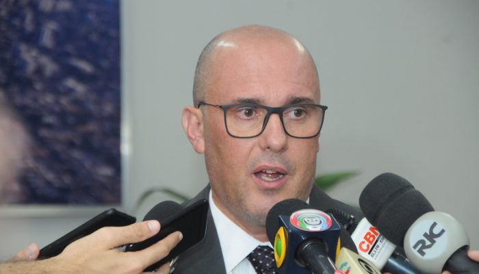 O procurador jurídico, Miguel Aranega Garcia e o presidente da Câmara Municipal de Londrina, Ailton Nantes, durante entrevista coletiva à imprensa.