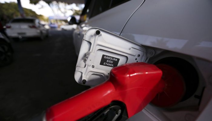 Brasília - Postos de combustíveis ajustam os preços e repassam para o consumidor o aumento da alíquota do PIS e Cofins pelo litro da gasolina(Marcelo Camargo/Agência Brasil)