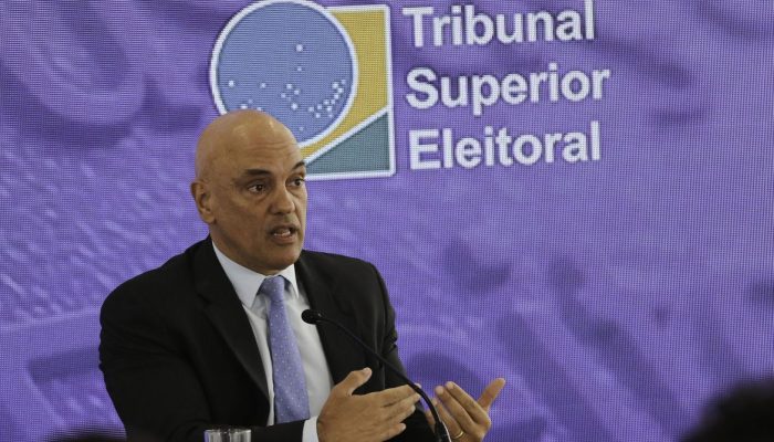O presidente do Tribunal Superior Eleitoral, Alexandre de Moraes, comenta em coletiva de imprensa, o andamento das eleições gerais