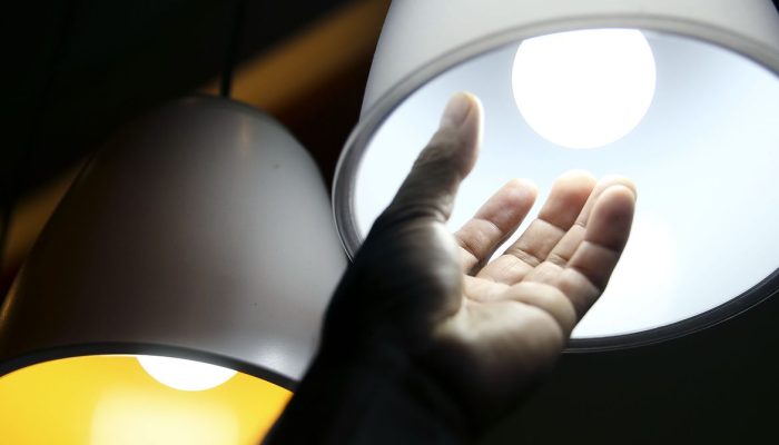 Brasília - O consumo de energia elétrica no país fechou os primeiros três meses do ano com queda acumulada de 4,2% em relação ao mesmo período do ano passado (Marcelo Camargo/Agência Brasil)