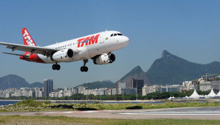Rio de Janeiro - Pouso e decolagem no aeroporto Santos Dumont.