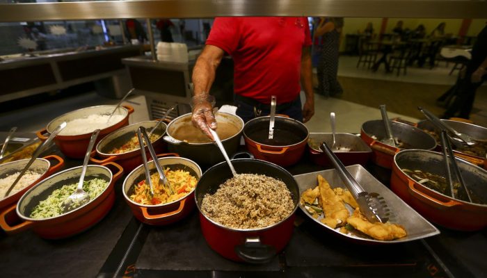 Comida servida em restaurante em Brasília.