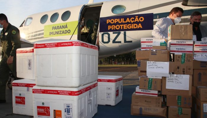 Aviao-com-vacinas-chega-a-Londrina-ED-P