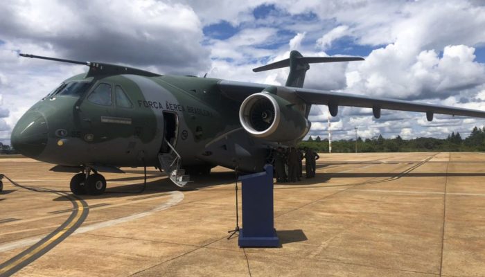O Governo Federal envia, nesta segunda-feira (7), de Brasília a Varsóvia, na Polônia, uma aeronave da Força Aérea Brasileira para cumprir missão de resgate dos brasileiros que deixaram a Ucrânia - com o apoio da diplomacia brasileira - e de transporte de doação humanitária, por solicitação daquele país.