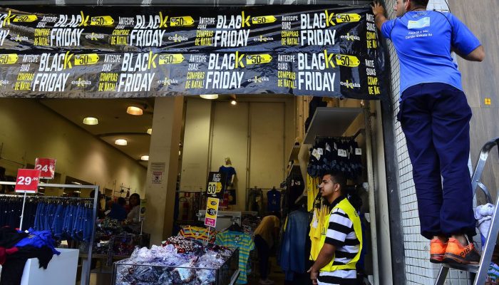 São Paulo - Movimento no comércio da rua Teodoro Sampaio, em Pinheiros, durante o Black Friday (Rovena Rosa/Agência Brasil)