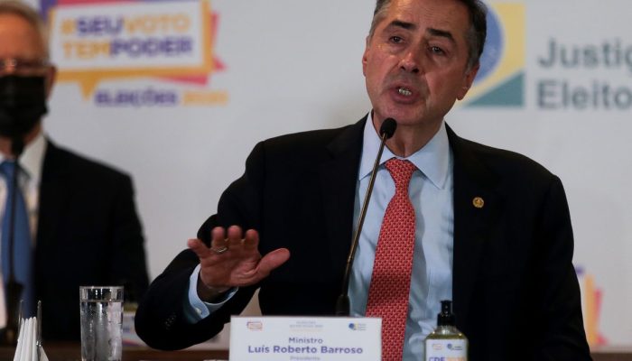 O presidente do Tribunal Superior Eleitoral, ministro Luís Roberto Barroso, participa de entrevista coletiva sobre o segundo turno das eleições municipais 2020
