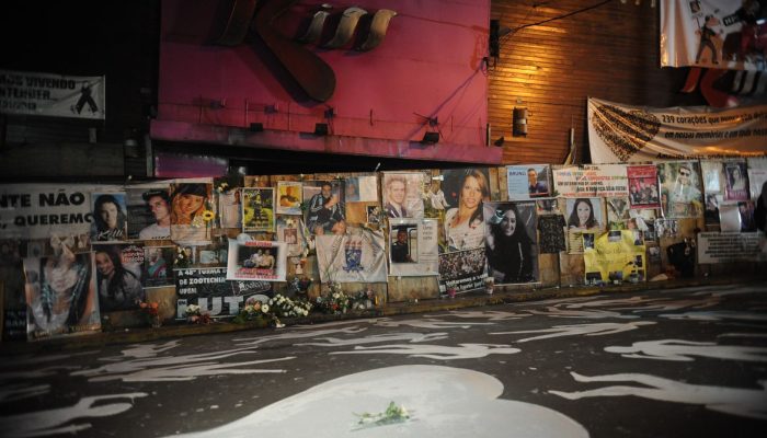 Santa Maria - Vigília com centenas de pessoas durante a madrugada desta segunda-feira em frente à Boate Kiss, em Santa Maria (RS), marca a data de um ano da tragédia. No ato organizado pelo grupo Luto à Luta pessoas pintaram 242 corpos na rua, além de acender velas e tocar sirenes em lembrança ao dia 27 de janeiro de 2013.