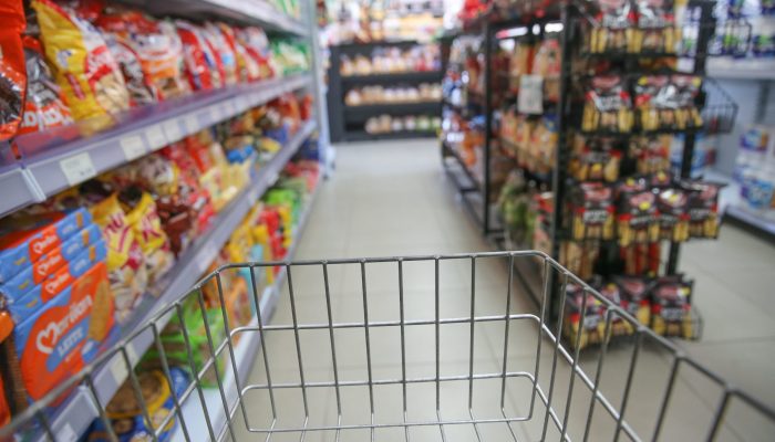 Compras produtos em  mercado. Foto: Geraldo Bubniak/AEN