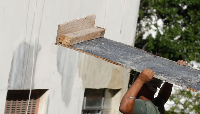 Rio de Janeiro - Trabalhadores da construção civil, operários reformam telhado de imóvel em obras no Centro do Rio. (Fernando Frazão/Agência Brasil)