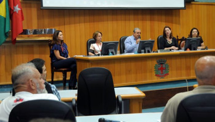 O vereador Vilson Bittencourt coordenou na manhã desta sexta (22) reunião com representantes das secretarias estadual e municipal de Saúde, da Coordenadoria Regional da Casa Civil em Londrina e da PUC-PR, entre outros participantes, para discutir a construção do Hospital Estadual da Zona Oeste. Sandra Moya,  chefe do Núcleo Regional da Casa Civil da Região Metropolitana de Londrina, Nadina Moreno, Diretora Campus Londrina da Pontifícia Universidade Católica do Paraná, Vereador Vilson Bittencourt, Maria Lúcia da Silva Lopes, diretora da 17ª regional de Saúde de Londrina e Rosilene Aparecida Machado da diretoria geral da Secretaria Municipal de Saúde de Londrina.
