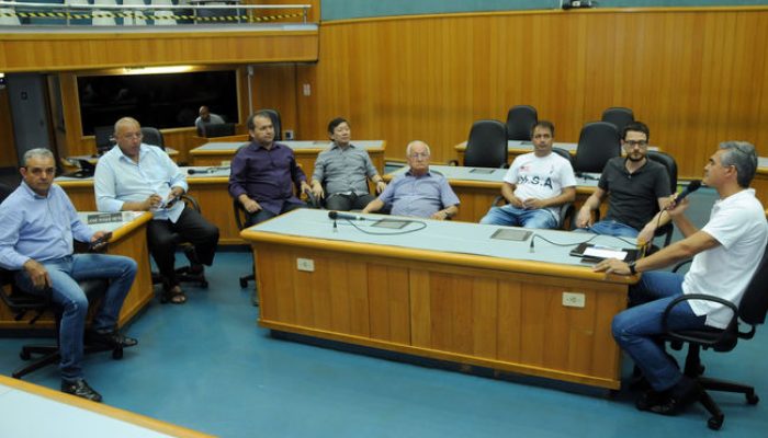 Os vereadores que compõem as comissões de Administração, Serviços Públicos e Fiscalização e de Política Urbana e Meio Ambiente reuniram-se nesta tarde com representantes da CMTU para conhecerem a proposta de mudanças no Sistema de Coleta de Resíduos Recicláveis, que deverão ser implantadas em 2020.Presentes à reunião, o diretor de operações da CMTU, Alexandre Fujita; o gerente de Resíduos da Companhia, Gilmar Domingues Pereira; o coordenador de cooperativas da Coordenadoria de Resíduos Recicláveis, Roney Felipe Moratto; e o agente Reginaldo Sampaio