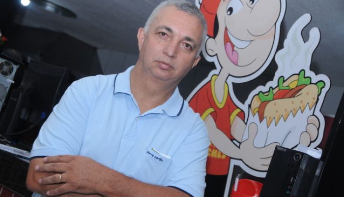 Há 25 anos, o empresário José Maria da Silva comprou um carrinho de lanches e começou a vender cachorro-quente na Avenida Maringá. O negócio cresceu e se transformou na conhecida lanchonete londrinense Zé Lanches, que na terça (23) será homenageada com o Diploma de Reconhecimento Público.