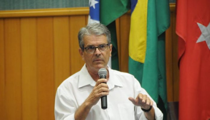 A convite dos vereadores Guilherme Belinati e Jairo Tamura participaram da sessão desta tarde o advogado Fábio Berbel, do grupo 10 de Dezembro, e o empresário Cláudio Tedeschi, convidado a presidir a Sercomtel, para falarem durante o debate de projeto que altera as regras para venda da telefônica.