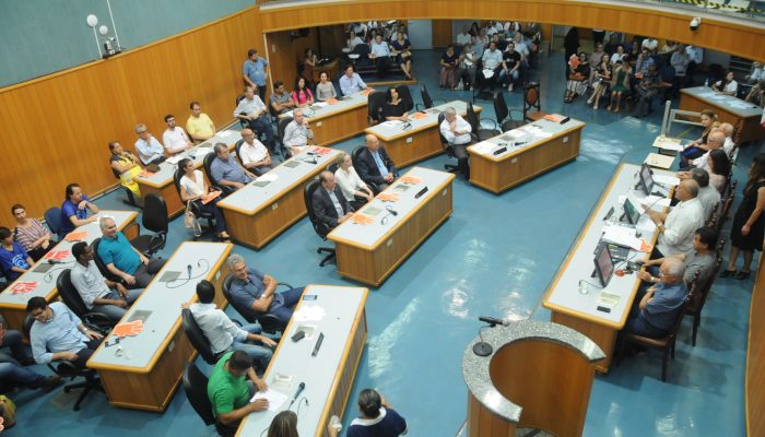 A Comissão de Justiça da Câmara coordenou na noite de segunda (17) audiência pública sobre o projeto de lei nº 117/2019, que muda o zoneamento e autoriza doação de uma área de 27 mil metros quadrados, na zona leste, para o Hospital do Câncer de Londrina.  Na foto Mara Rossival Fernandes; diretora do Hospital do Câncer de Londrina, Francisco Ontivero; Presidente do Instituto do Câncer de Londrina, Caroline do Nascimento Beneck; Gerente de Planejamento Fisico Territorial do Instituto do IPPUL, Tadeu Felismino; chefe de gabinete da Prefeitura Municipal de Londrina e os vereadores da comissão de Justiça, Legislação e Redação da Câmara Municipal de Londrina, José Roque Neto, Jairo Tamura e Gerson Araujo