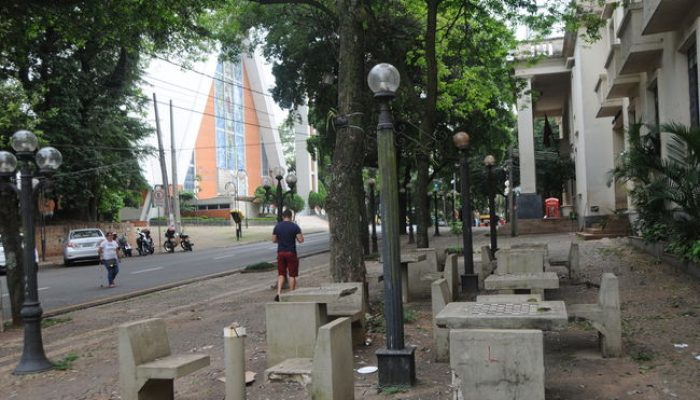 A situação de abandono da região central da cidade será discutida na segunda-feira (6), às 19 horas, em audiência pública realizada pela Comissão de Política Urbana e Meio Ambiente da Câmara em parceria com a Associação Concha dos Amigos e Moradores do Centro Histórico de Londrina. Biblioteca Publica e Teatro Zaqueu de Melo.