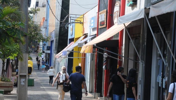 Na tarde desta terça-feira (4), os vereadores discutiram, em primeiro turno, o projeto de lei  nº 242/2021, que flexibiliza a Lei Cidade Limpa (lei nº 10.966/2010).